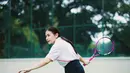 Prilly Latuconsina membagikan aksinya saat jajal olahraga tenis untuk pertama kali. [@prillylatuconsina96]