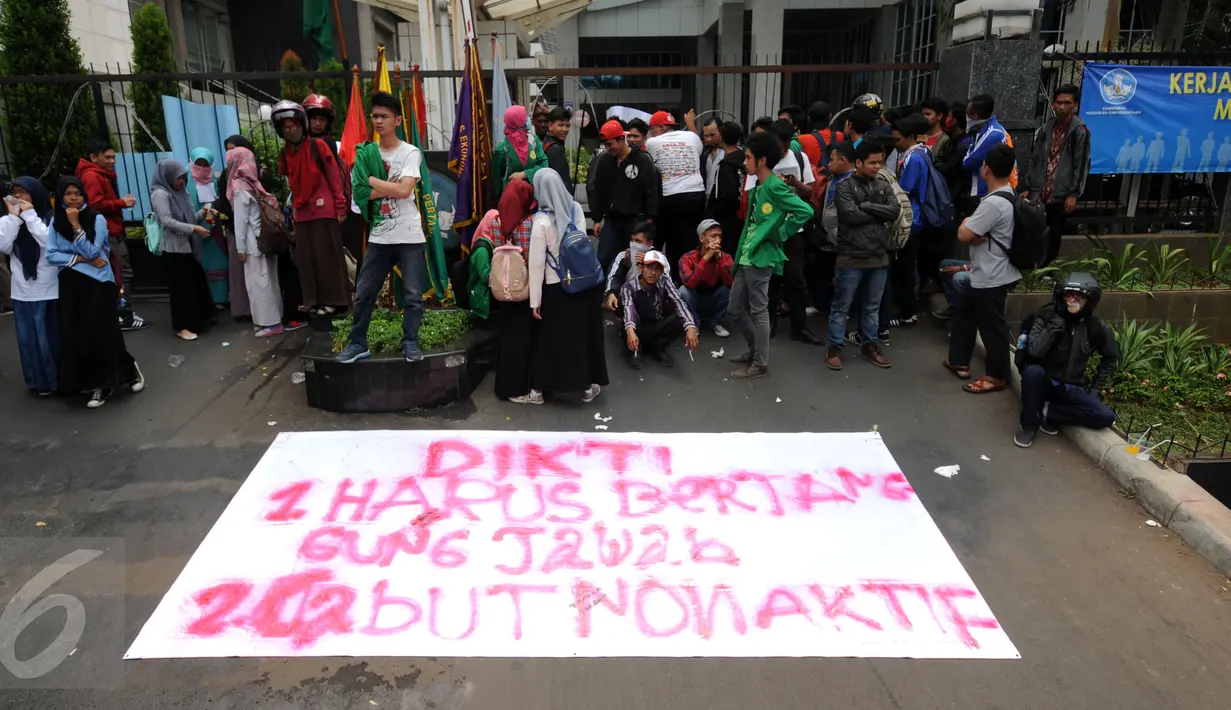 Puluhan orang dari Badan Eksekutif Mahasiswa Universitas Ibnu Chaldun melakukan aksi di depan Gedung Dirjen Dikti, Jakarta Rabu (7/10/2015). Mahasiswa Universitas Ibnu Chaldun meminta pencabutan pembekuan kampus mereka. (Liputan6.com/Helmi Fithriansyah)