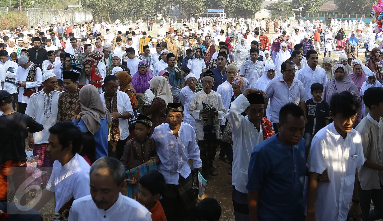 Warga Muhammadiyah di Lenteng Agung menggelar Salat Ied di Lapangan sepak bola Al-Bayyinah, Jakarta, Rabu (23/9/2015). Menurut Muhammadiyah, seringnya perbedaan ini terjadi karena tidak ada ketentuan baku di kalender hijriyah. (Liputan6.com/Yoppy Renato)