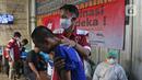Pasien ODGJ mengikuti vaksinasi COVID-19 di Bekasi, Jawa Barat, Rabu (4/8/2021). Sebanyak 70 pasien ODGJ mengikuti kegiatan vaksinasi merdeka guna mencegah penyebaran wabah COVID-19. (Liputan6.com/Herman Zakharia)