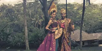Pulau Dewata Bali di Indonesia kerap menjadi incaran para wisatawan baik yang berasal dari dalam maupun luar negeri. Salah satunya adalah pasangan suami-istri selebriti Hollywood, Chrissy Teigen dan John Legend. (Instagram/Johnlegend)