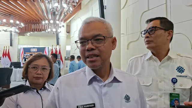 Sekretaris Jenderal Kementerian Ketenagakerjaan ((Kemnaker) Cris Kuntadi di Kantor Badan Komunikasi Pemerintah (Bakom), Jakarta, Rabu (29/4/2026). (Liputan6.com/Arief)