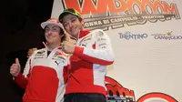 Pembalap Ducati MotoGP Valentino Rossi dan rekan setimnya Nicky Hayden saat jumpa pers di Madonna di Campiglio, Italia, Selasa (10/1/2012). (AP Photo / Luca Bruno)