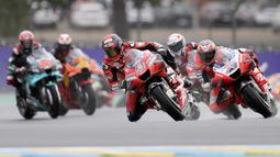 Pembalap Ducati Danilo Petrucci (tengah) memimpin balapan MotoGP Prancis 2020 di Le Mans, Prancis, Minggu (11/10/2020). Danilo Petrucci menjadi yang tercepat disusul Alex Marquez dan Pol Espargaro. (AP Photo/David Vincent)