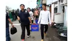 Polisi anti huru hara menjaga ketat kafe milik pentolan Kalijodo daeng Aziz.  Saat menggeledah kafe tersebut, polisi menemukan 1 gudang berisi penuh minuman bir yang masih terisi.