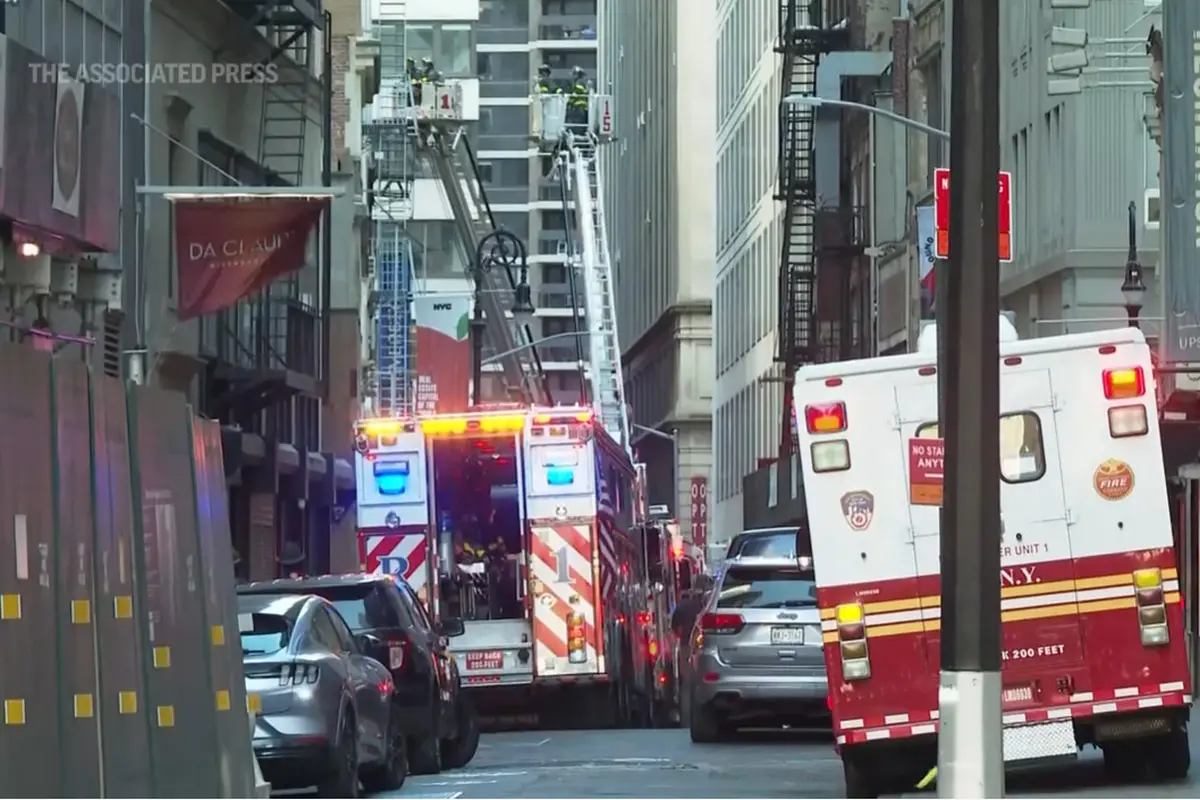 Insiden tempat parkir runtuh di Manhattan, New York City.