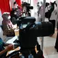 Peserta melakukan registrasi sebelum mengikuti tes di Banda Aceh  (14/9/2021). Tes SKD menerapkan protokol kesehatan yang ketat. (AFP/Chaideer Mahyuddin)