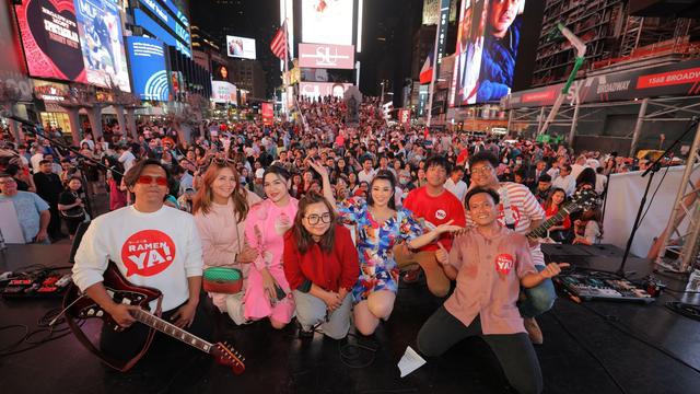Fitri Carlina menyanyi dan bergoyang di atas panggung yang berdiri di area Times Square, Amerika Serikat, pada 9 September 2022