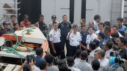 Menhub Ignasius Jonan memberikan arahan kepada anggota KNKT (Komite Nasional Keselamatan Transportasi) saat tiba di  Lanud Iskandar, Pangkalan Bun, Kalteng, Selasa (13/01/2015). (Liputan6.com/Andrian M Tunay)