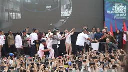 Presiden Joko Widodo (tengah) bersama Gubernur DKI Jakarta, Anies Baswedan saat peresmian pengoperasian Moda Raya Terpadu Jakarta fase 1 sekaligus pencanangan pembangunan MRT fase 2. di kawasan Bundaran HI, Minggu (24/3). (Liputan6.com/Helmi Fithriansyah)