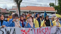 Aksi Unjuk Rasa 'Indonesia Gelap' di Sumbar, Mahasiswa Orasi di Depan Gedung DPRD