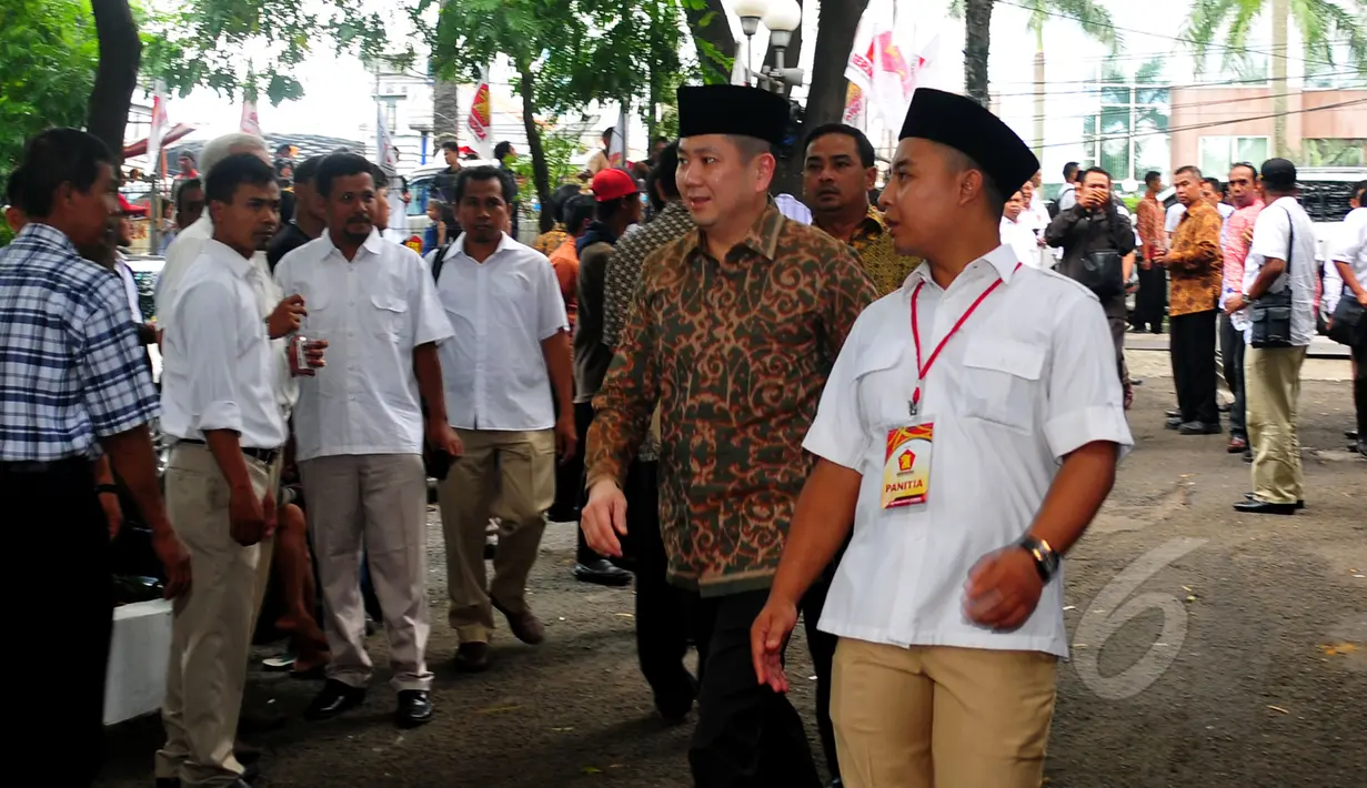 Ketua Umum Perindo Harry Tanoe (batik cokelat) menghadiri acara pelantikan pengurus pusat Partai Gerindra di kantor DPP Partai Gerindra, Jakarta, Rabu (8/4/2015). (Liputan6.com/Yoppy Renato)