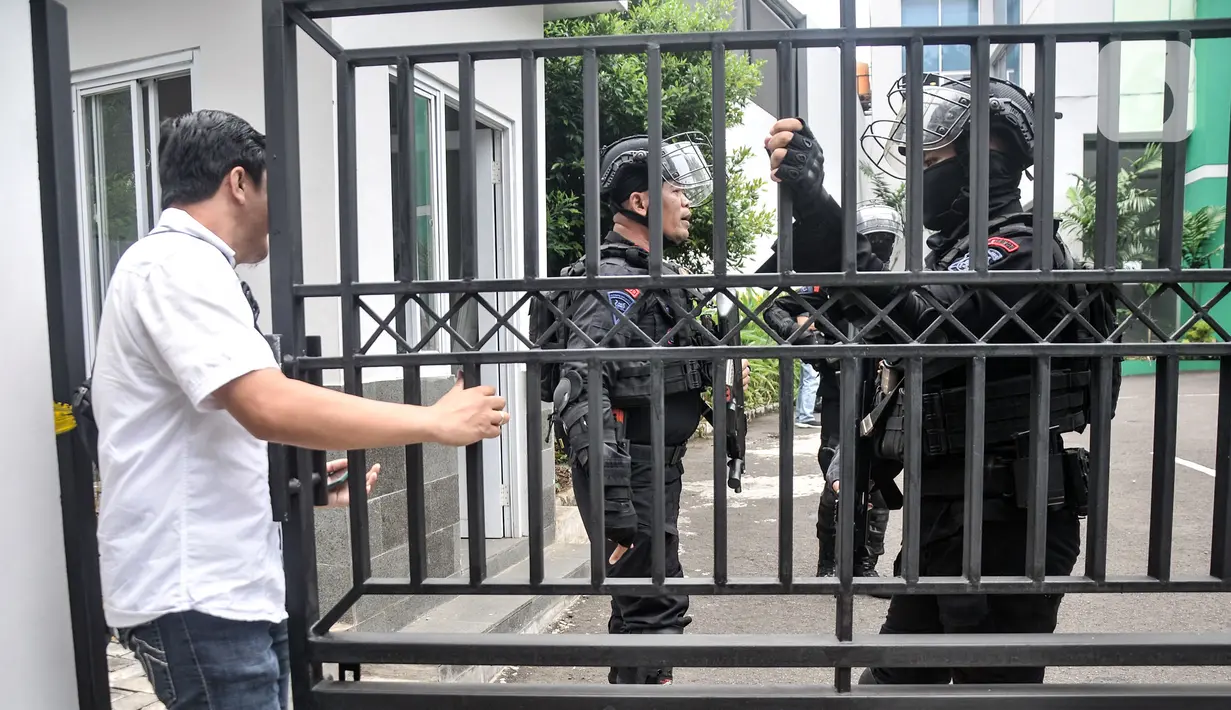 <p>Kapolres Metro Jakarta Pusat Kombes Pol Komarudin menjelaskan penyidik menemukan barang bukti sepucuk pistol. Sedangkan pelaku penembakan dipastikan meninggal dunia. (merdeka.com/Iqbal S. Nugroho)</p>