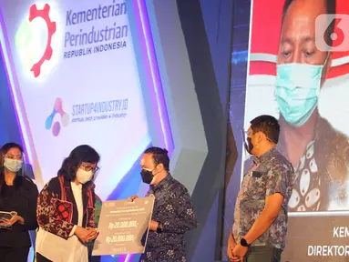 Dirjen Industri Kecil Menengah dan Aneka (IKMA) Kemenperin Gati Wibawaningsih memberikan penghargaan kepada lima startup terbaik Startup4Industry pada kompetisi Startup4Industry 2020 di Jakarta, Selasa (08/12/2020). (Liputan6.com/Pool/Kemenperin)