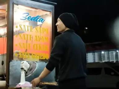 Sesampainya di Yogyakarta, Anji menunggu warung sepi untuk menghampiri Rofi. Saat didatangi, Rofi belum menyadari Anji memesan sate. (Foto: YouTube)