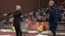 Pelatih Arsenal, Arsene Wenger (kanan) dan Pelatih Stoke City, Mark Hughes memberikan semangat kepada pemainnya pada lanjutan Liga Premier Inggris di Stadion Britannia, Stoke-on-Trent, Minggu (17/1/2016).  (AFP Photo/Oli Scarff)