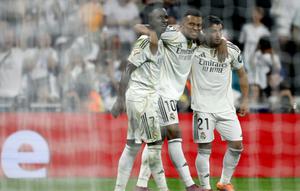 Penyerang Real Madrid asal Prancis #10, Kylian Mbappe, merayakan gol ketiga timnya bersama penyerang Real Madrid asal Brasil #07, Vinicius Junior (kiri), dan penyerang Real Madrid asal Maroko #21, Brahim Diaz, dalam pertandingan Liga Spanyol antara Real Madrid CF dan Villarreal CF di Stadion Santiago Bernabeu, Madrid, Minggu (5-10-2025) dini hari WIB. (Oscar DEL POZO/AFP)