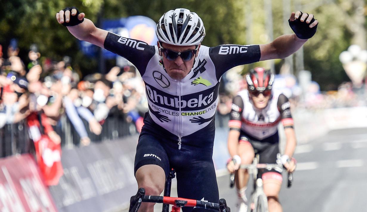 Pembalap Swiss dari tim Qhubeka Assos, Mauro Schmid memenangi etape ke-11 Tour Balap Sepeda Giro d'Italia 2021 antara Perugia dan Montalcino sejauh 162 km, Rabu (19/5/2021). (AFP/Luca Bettini)