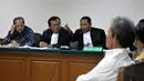 Salah satu anggota tim kuasa hukum Sutan Bhatoegana meminta keterangan dari para saksi saat sidang lanjutan kasus dugaan penerimaan hadiah penetapan APBN-P Kementerian ESDM di Pengadilan Tipikor, Jakarta, Senin (11/5/2015). (Liputan6.com/Yoppy Renato)