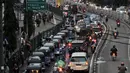 Suasana di depan Stasiun Jatinegara, Jakarta, Rabu (12/12). Kemacetan yang kerap kali terjadi, terutama pada jam sibuk akibat banyaknya angkutan umum, bajaj, hingga ojek yang memangkal di kawasan tersebut. (Merdeka.com/Iqbal S. Nugroho)