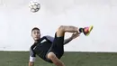 Neymar saat melakukan tedangan salto pada laga sepak bola mini yang merupakan bagian dari  Neymar Junior Institute project di  Praia Grande, Sao Paulo, Brasil, (9/7/2016). (AFP/Miguel Schincariol)