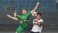 Duel pemain Bhayangkara FC, Ilija Spasojevic (kiri) dan pemain Persela Lamongan, Zainal Haq pada lanjutan Liga 1 2017 di Stadion Patriot, Bekasi, (27/10/2017). Bhayangkara menang 3-1. (Bola.com/Nicklas Hanoatubun)
