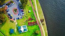 Suasana aksi dukungan untuk Ahok di South Perth, Australia (13/5). Menurut Moniq saat dihubungi Liputan6.com aksi tersebut merupakan bentuk nyata dukungan mereka terhadap Pemerintahan Indonesia. Khususnya Ahok. (Foto Monique Arianto Diaspora Indonesia)