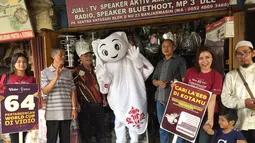 Antusiasme masyarakat Banjarmasin bertemu La'eeb sangat besar. Banyak yang mengabadikan momen bersama sang maskot Piala Dunia 2022 yang bakal hadir eksklusif di EMTEK Group. (Dok. SCM)