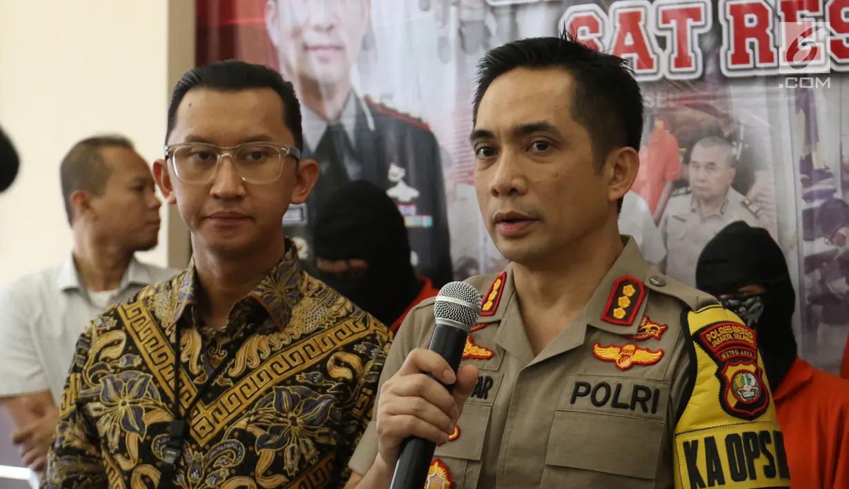 Kapolres Jakarta Selatan Kombes Indra Jafar memberi keterangan terkait kasus bentrok suporter Persija Jakarta dengan PSM Makassar saat rilis di Polres Jakarta Selatan, Jumat (9/8/2019). Bentrokan terjadi di Kafe Komandan yang terletak di kawasan Tebet. (Liputan6.com/Faizal Fanani)