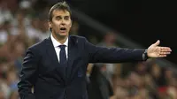 Ekspresi pelatih Spanyol, Julen Lopetegui memberikan arahan kepada anak asuhnya saat melawan Tunisia pada laga uji coba di Krasnodar stadium, Rusia, (9/6/2018). Spanyol menang 1-0. (AP/STR)