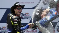 Valentino Rossi berselebrasi usai finis di posisi kedua dalam balapan MotoGP Austin di Circuit of The Americas (COTA), Senin (15/4/2019) dini hari WIB. (AP Photo/Eric Gay)