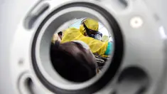 Tim medis mengisolasi pasien terinfeksi virus corona saat simulasi di Pelabuhan Belawan, Medan, Sumatera Utara, Senin (3/2/2020). Simulasi ini dilakukan untuk meningkatkan kesiapan dalam menangani pasien terinfeksi virus corona. (Ivan Damanik/AFP)