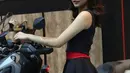 SPG bepose di samping sepeda motor Honda selama pameran Pameran Indonesia Motorcycle Show (IMOS) 2018 di JCC, Jakarta, Kamis (1/10). IMOS 2018  berlangsung pada 31 Oktober-4 November 2018. (Liputan6.com/Angga Yuniar)