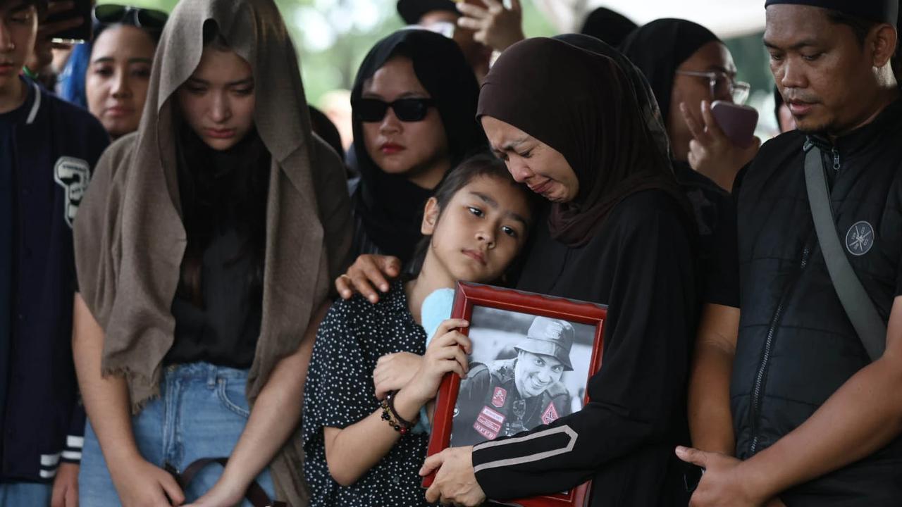FOTO: Duka Mendalam Mengiringi Pemakaman Gary Iskak di Tanah Kusir