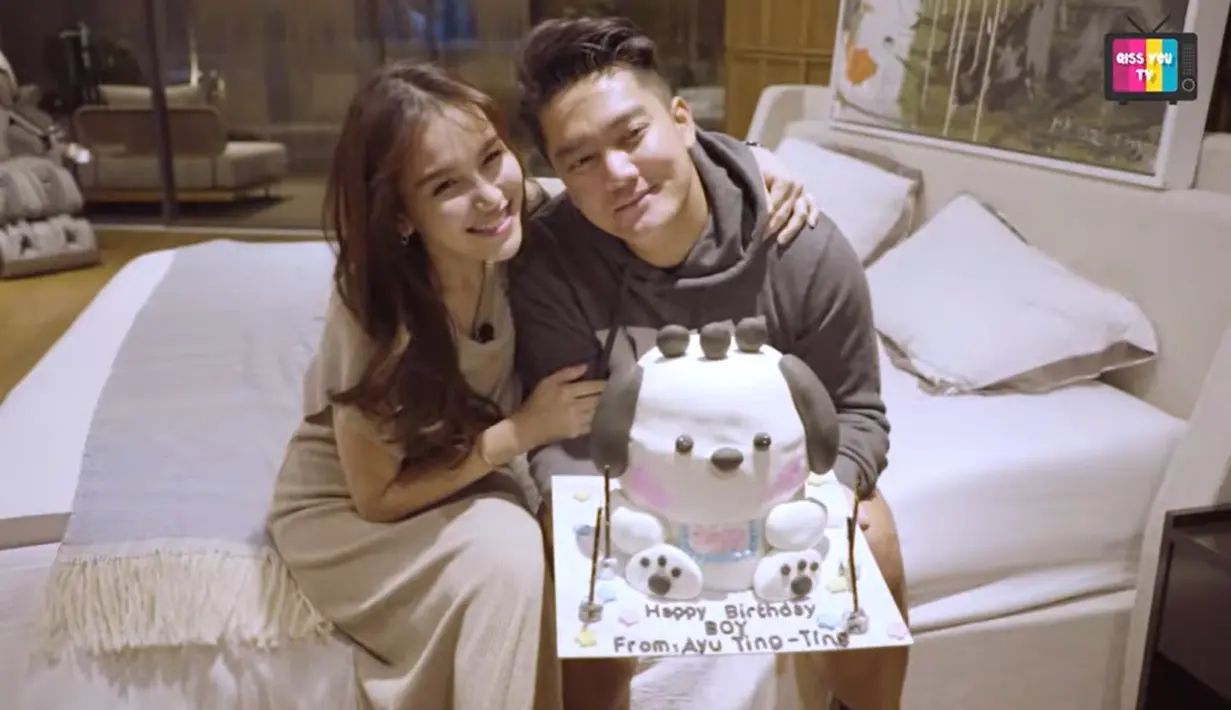 Boy tampak bahagia dengan kejutan yang diberikan oleh perempuan seorang anak itu. Tidak hanya membawakan kue ulang tahun, Ayu Ting Ting juga menyiapkan kado spesial dalam bungkusan kotak berukuran sedang. [Youtube/Qiss You TV]