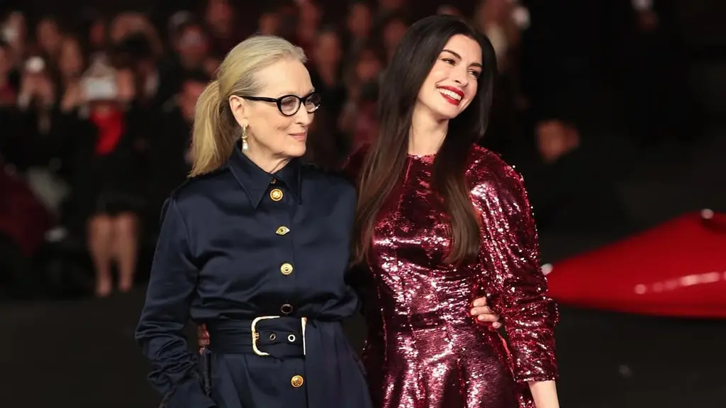 Anne Hathaway hadir di premier film terbarunya, Devil Wears Prada 2 dengan gaun sequin yang begitu stunning. [Foto: Anne Hathaway]