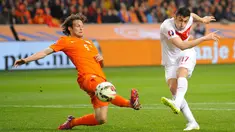 Duel panas terjadi di laga kualifikasi Piala Eropa 2016 antara Belanda dengan Turki di Amsterdam Arena, Minggu (29/3/2015). Belanda bermain imbang 1-1 melawan turki. (AFP PHOTO/John Thys)