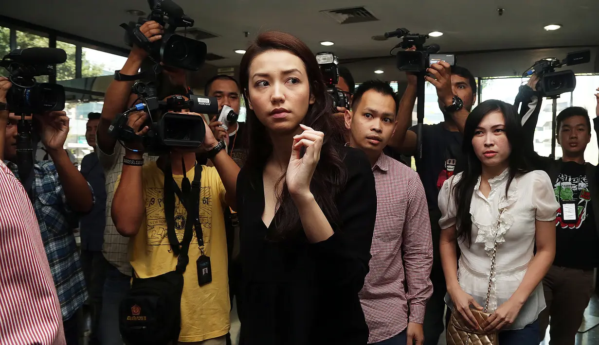 Sebelumnya (selama lebaran) Velove Vexia beberapa kali ditolak untuk menjenguk OC Kaligis, namun artis cantik ini tetap berusaha untuk bertemu ayahnya di Rutan KPK. (Wimbarsana/Bintang.com)