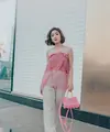 Febby Rastanty melengkapi penampilannya dengan tas berwarna pink juga [Instagram/febbyrastanty]