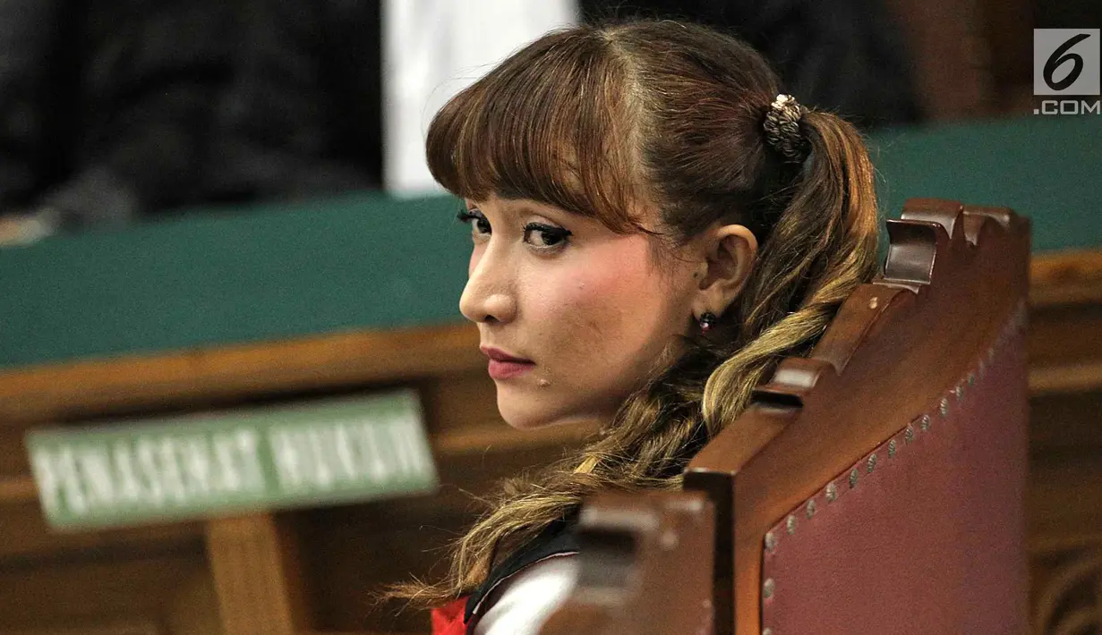 Aktris Roro Fitria mengikuti sidang lanjutan kasus kepemilikan narkoba di PN Jakarta Selatan, Kamis (12/7). Roro tampak merias wajahnya menggunakan pensil alis, eyeliner, blush on, hingga lipstik berwarna merah. (Liputan6.com/Faizal Fanani)