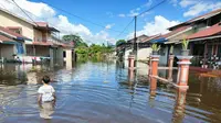 Banjir diakibatkan curah hujan yang tinggi sejak beberapa hari lalu menyebabkan 980 unit rumah terdampak di Kabupaten Kapuas Hulu Provinsi Kalimantan Barat pada Minggu (13/9/2020). (Badan Nasional Penanggulangan Bencana/BNPB.