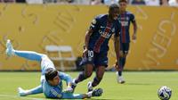 Pemain PSG, Ousmane Dembele, berusaha melewati kiper Real Madrid, Thibaut Courtois, pada laga semifinal Piala Dunia Antarklub 2025 yang berlangsung di MetLife Stadium, Kamis (10/7) dini hari WIB. (AP Photo/Adam Hunger)