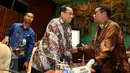 Menteri Perhubungan Budi Karya Sumadi berbincang saat menghadiri raker dengan  Komisi V DPR RI di Jakarta, Kamis (8/12). Rapat ini membahas persiapan dan kesiapan mudik Natal 2016 dan Tahun Baru 2017. (Liputan6.com/Johan Tallo)