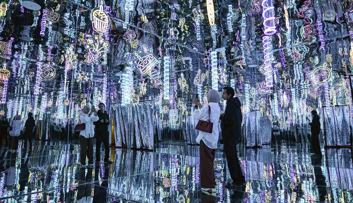 Pengunjung mendatangi ruang seni digital imersif Space and Time Cube Surabaya nan baru dibuka, di Surabaya, 23 Agustus 2026. (AFP/ Juni Kriswanto)