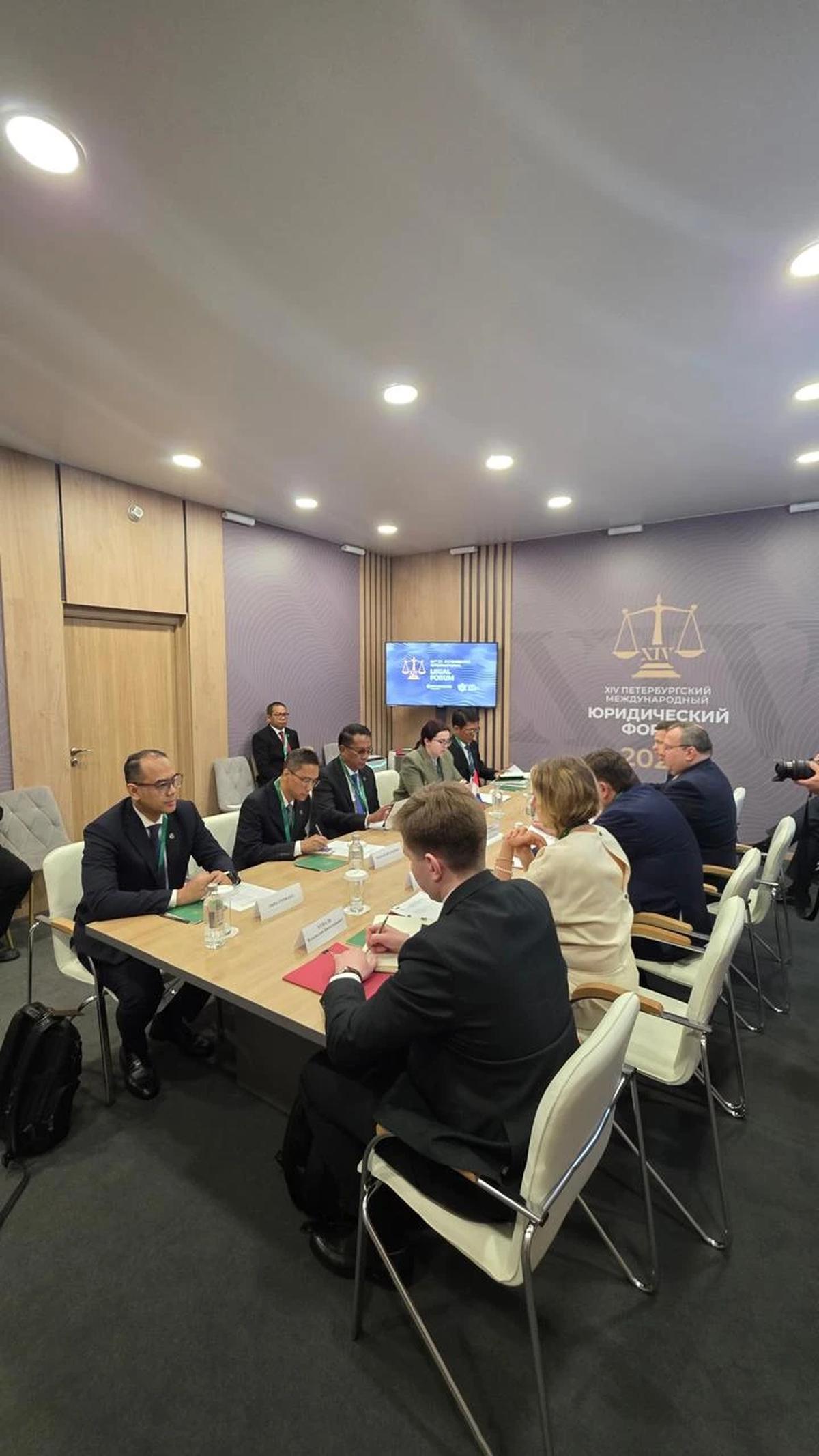 Menkum Supratman Beberkan Capaian Posbankum di Legal Forum Rusia
