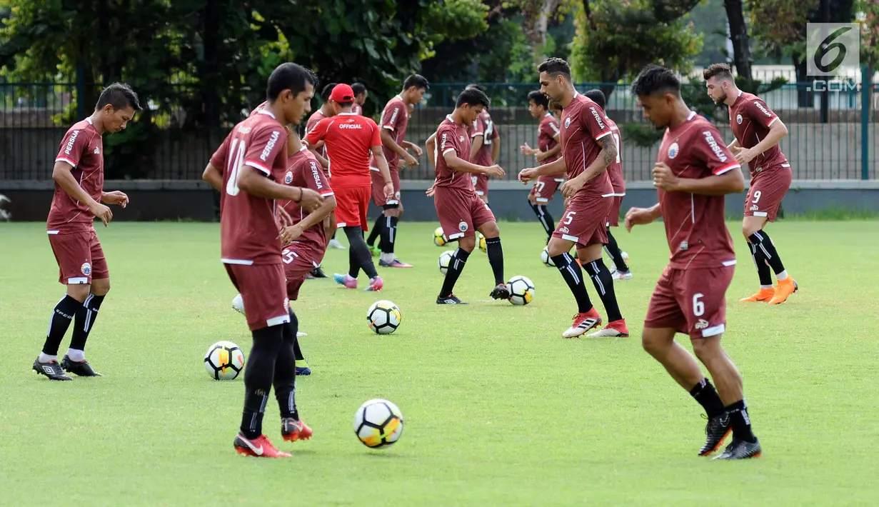 Sejumlah pemain Persija melakukan pemanasan saat latihan resmi di Lapangan A Senayan, Jakarta, Selasa (27/2). Persija akan menjamu Tampines Rovers FC pada laga grup H Piala AFC 2018, Rabu (28/2). (Liputan6.com/Helmi Fithriansyah)