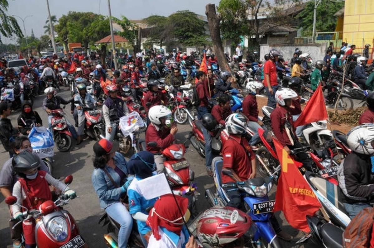 Aksi buruh Pulogadung sweeping pabrik pakai motor mewah