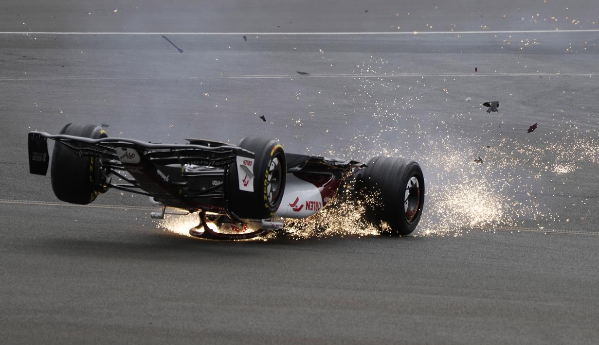 Mobil pebalap Alfa Romeo, Zhou Guanyu, mengalami kecelakaan saat beraksi pada F1 GP Inggris di Sirkuit Silverstone, Inggris. (AP/Frank Augstein)