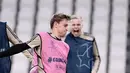 Gelandang Ajax Amsterdam, Frenkie de Jong menggiring bola selama latihan tim di Allianz Stadium, Turin Italia (15/4). Pada leg pertama babak perempatfinal Liga Champions Juventus dan Ajax bermain imbang 1-1 di Amsterdam. (AFP Photo/Marco Bertorello)