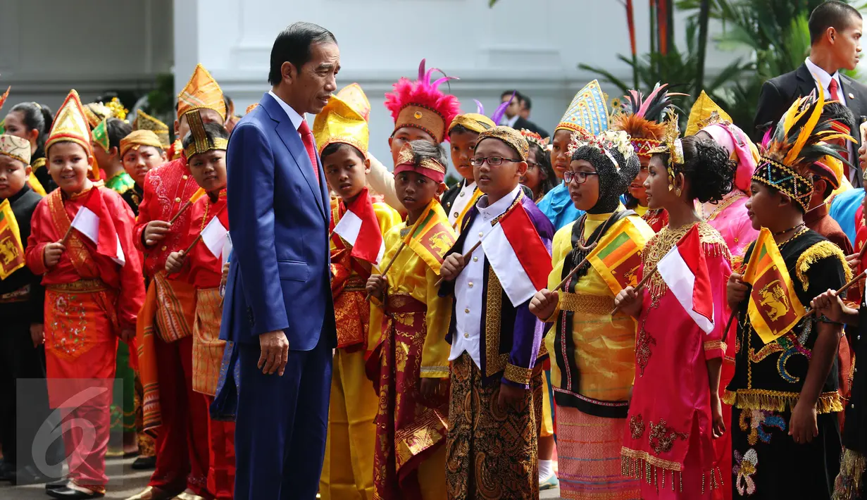 Presiden Jokowi berbincang dengan anak-anak sebelum menyambut Presiden Republik Sosialis Demokratik Sri Lanka Maithripala Sirisena di Istana Merdeka, Jakarta, Rabu (8/3). (Liputan6.com/Angga Yuniar)